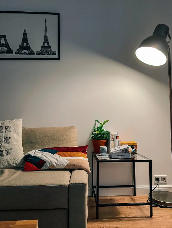 Cheap Signal 5 — Harsh Overhead Lighting That Flattens Everything