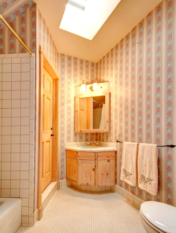 Why Narrow Bathrooms Feel So Uncomfortable — The Actual Causes
