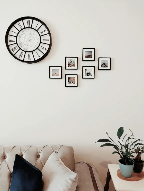 Formula 1 — The Art Sizing Rule That Makes Walls Look Professional