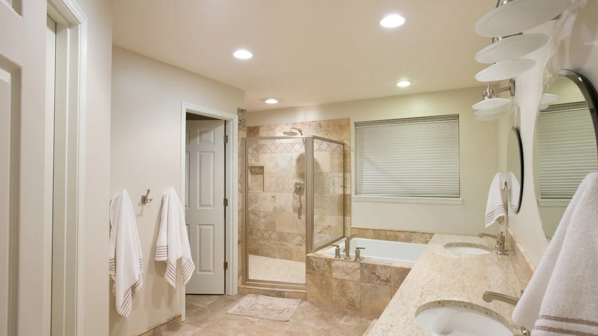 No-Drill Bathroom Storage Secrets That Organize Tiny Apartment Bathrooms Without Touching a Single Wall