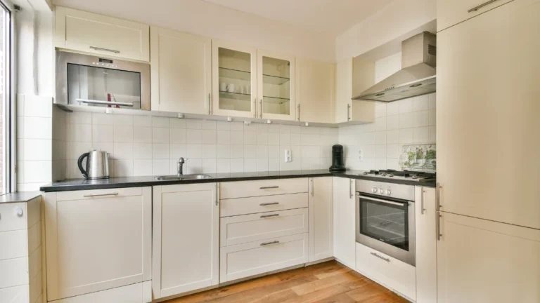 The Clean Sleek Apartment Kitchen Aesthetic That Looks Effortlessly Designed Every Single Day