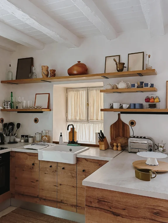 The Open Shelving That Works in Sleek Kitchens