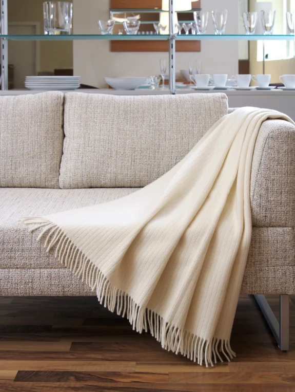 The Throw Blanket Setup That Looks Effortlessly Beautiful