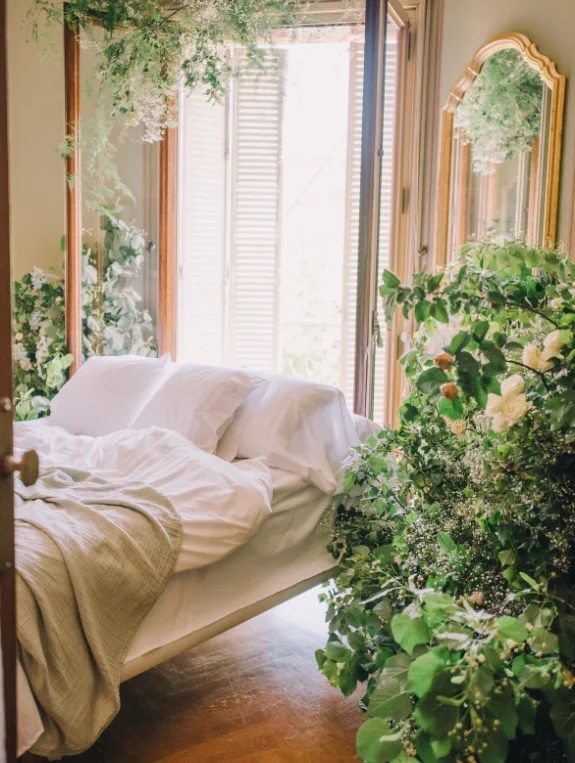 The Plants and Natural Elements That Make the Bedroom Feel Alive