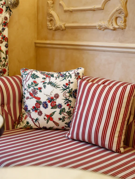 Weatherproof Cushions and Textiles That Survive Rain